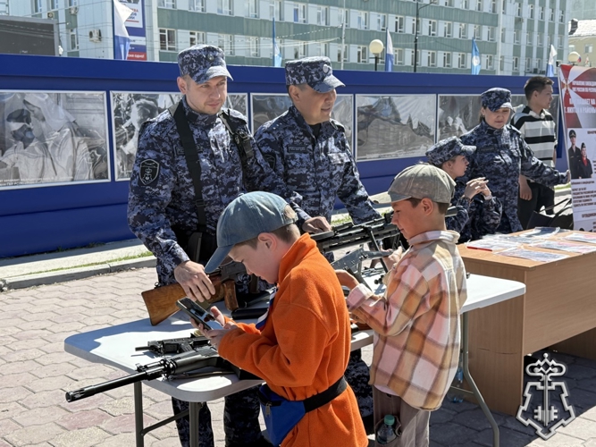 Вневедомственная охрана Росгвардии поздравила жителей Якутска с Днем России праздничным концертом 