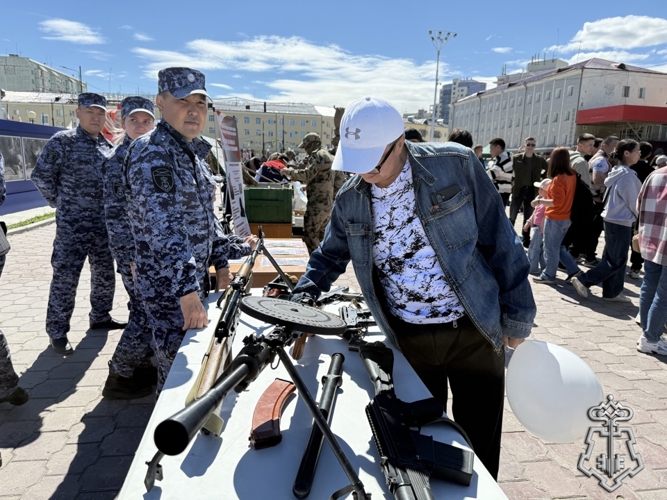 Вневедомственная охрана Росгвардии поздравила жителей Якутска с Днем России праздничным концертом 
