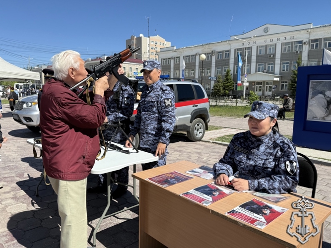 Вневедомственная охрана Росгвардии поздравила жителей Якутска с Днем России праздничным концертом 
