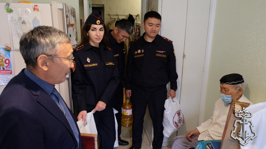 В Якутске в день 104-летия росгвардейцы поздравили ветерана Великой Отечественной войны Семена Колтовского