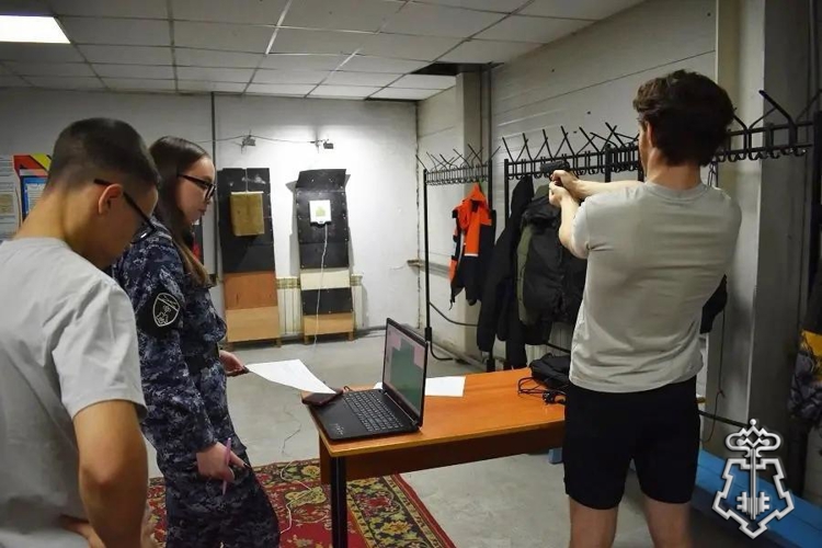В Олёкминске росгвардейцы провели военно-патриотические соревнования «Сила поколений»